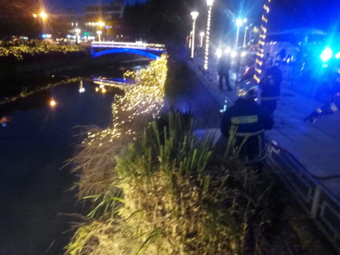 Τρίκαλα: «Λαμπάδιασαν» Χριστουγεννιάτικα λαμπάκια στη γέφυρα του Ασκληπιού (φωτο)