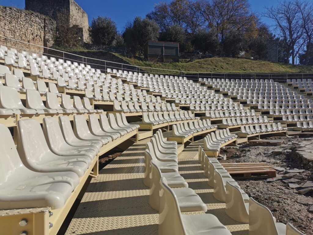 Έτοιμες οι νέες κερκίδες στο Υπαίθριο Δημοτικό Θέατρο των Τρικάλων (φωτό)