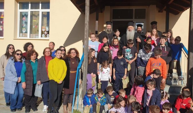 Κοντά στους μικρούς μαθητές της Χρυσομηλιάς ο Σταγών και Μετεώρων Θεόκλητος
