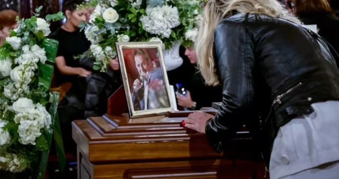 Η Θεσσαλονίκη αποχαιρετά τον Βασίλη Καρρά - Ουρές για το λαϊκό προσκύνημα