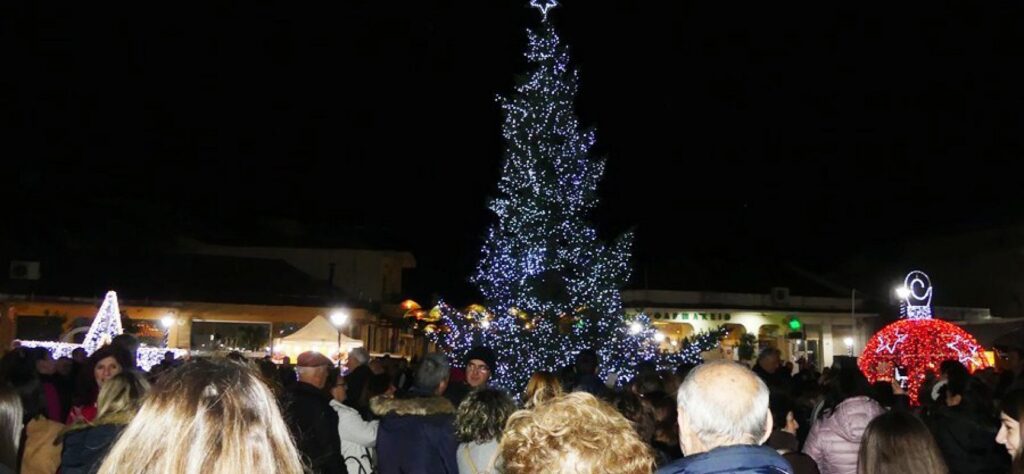 Φωταγωγήθηκε το Χριστουγεννιάτικο δέντρο στους Σοφάδες