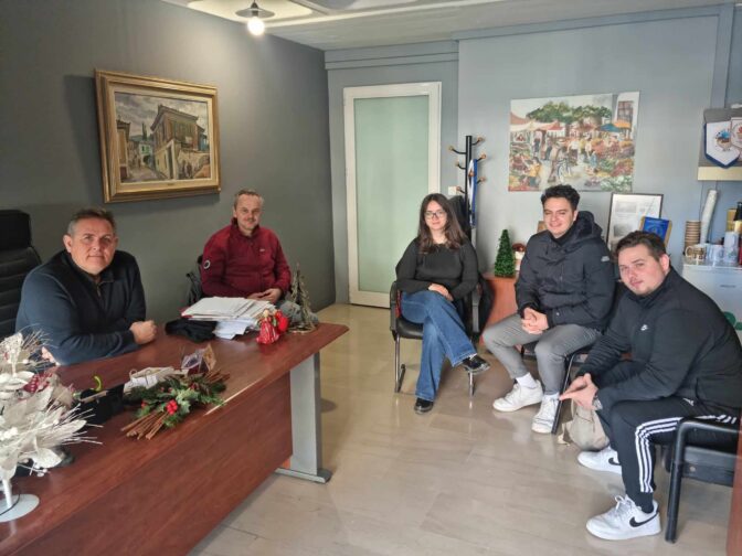 Το νέο Δημοτικό Συμβούλιο Νέων Δ. Τρικκαίων στον αντιδήμαρχο Παιδείας