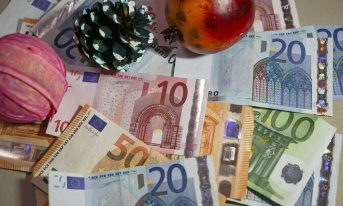 «Χριστουγεννιάτικο δώρο» σε επιδόματα και συντάξεις