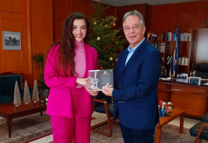 Την Τρικαλινή σοπράνο Ματίνα Τσαρουχά βράβευσε ο Χρήστος Μιχαλάκης