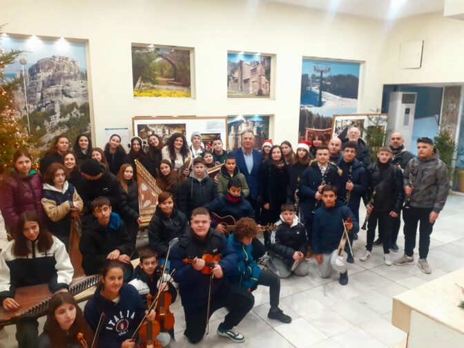 Κάλαντα από το Μουσικό Σχολείο στον Χρήστο Μιχαλάκη