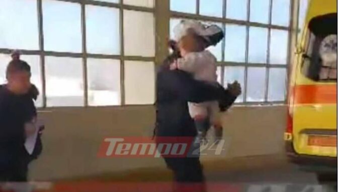 Συναγερμός στην ΕΛ.ΑΣ. για 20 μηνών κοριτσάκι – Αστυνομικοί το μετέφεραν στο νοσοκομείο