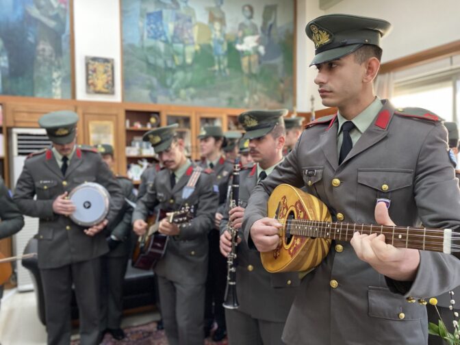 Μελωδικά κάλαντα από τη ΣΜΥ στον Νίκο Σακκά