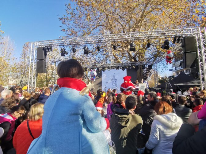 Όλη η πόλη μια Χριστουγεννιάτικη γιορτή (φωτό)