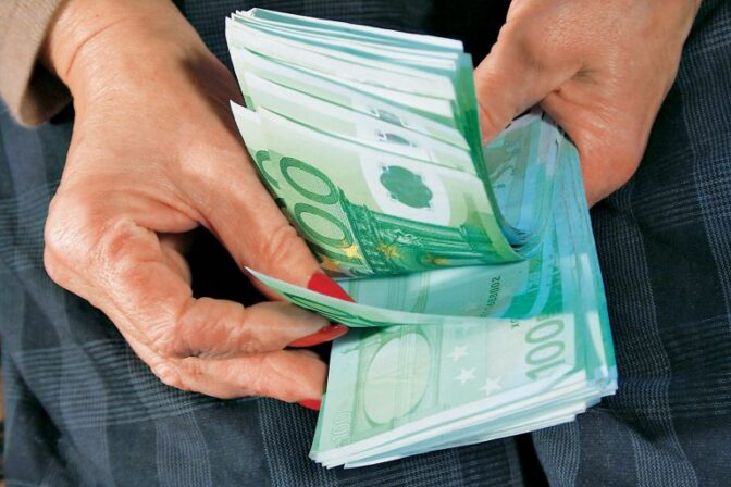 Πήρε 2500 € από λογαριασμό Βολιώτη και της κόρης του