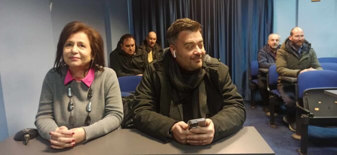 Τους καθίζει καθημερινά στα «θρανία» η Λώρεν Κασσοπούλου