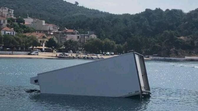 Πήλιο: Φορτηγό έπεσε στη θάλασσα – Πώς σώθηκαν οι δύο επιβαίνοντες