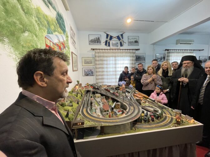 Λάρισα: Παρουσιάστηκε η μακέτα «ασφαλούς» σιδηροδρόμου – «Να μην ξεχαστεί η μνήμη των θυμάτων των Τεμπών» (φωτ. & βίντεο)