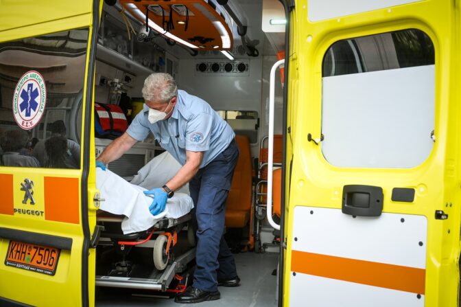 Λάρισα: Περίεργο περιστατικό με γυναίκα που εντοπίστηκε σε κεντρικό δρόμο πεσμένη και τραυματισμένη στο κεφάλι