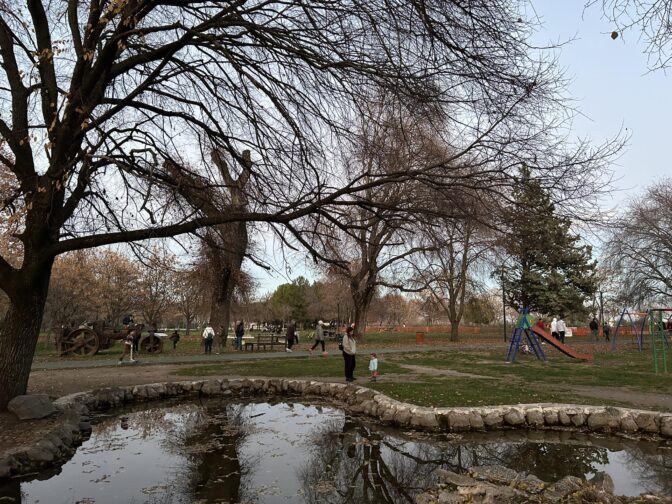 Στο πάρκο του Αγίου Γεωργίου «ξεχύθηκαν» οι Τρικαλινοί (φωτό)