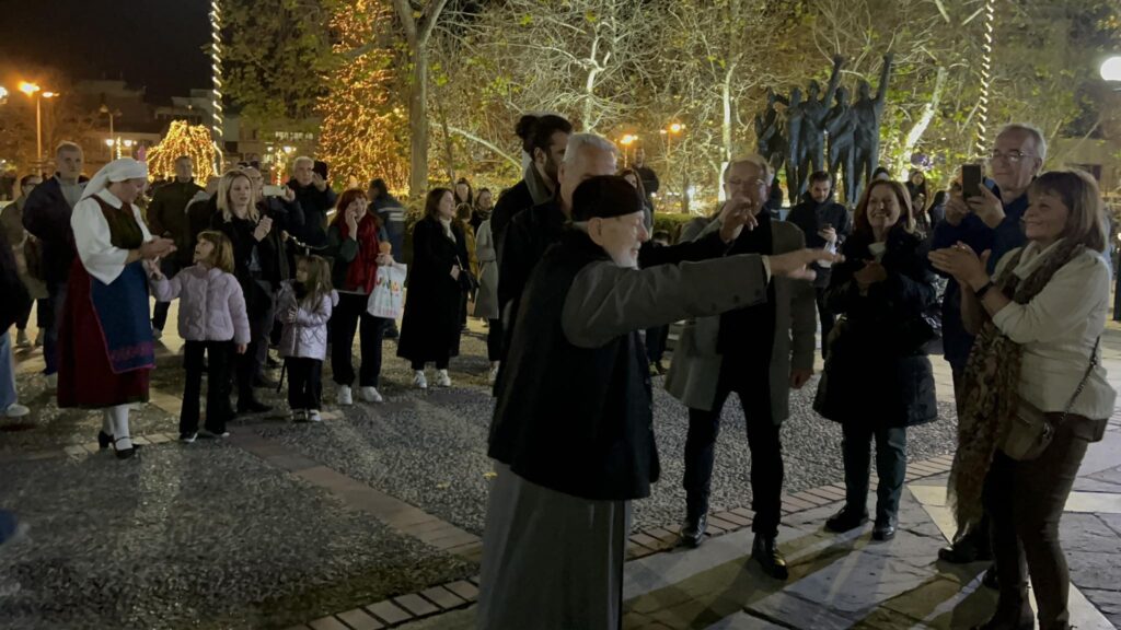 Ο… 95 χρόνος Παπούλης έσυρε τον χορό και μας έκλεψε τη καρδιά (φωτό και βίντεο)