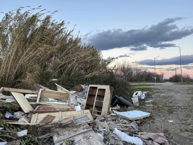 Αυτοσχέδιος «σκουπιδότοπος» πριν τη γέφυρα των Μεγάλων Καλυβίων (φωτό)