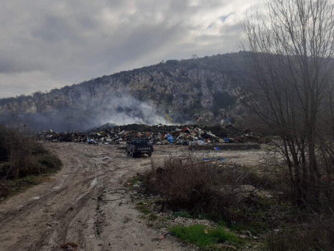 Τη Δυτική Θεσσαλία τη ζώνουν ακόμη τα σκουπίδια της καταστροφής
