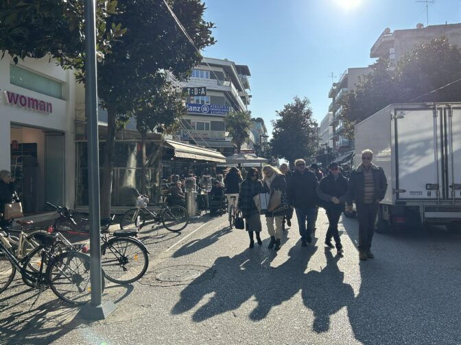 Τρίκαλα: Εμφανώς μειωμένη αλλά ικανοποιητική η κίνηση στην πόλη το μεσημέρι του Σαββάτου