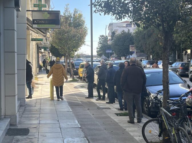 Τρίκαλα: Ουρές «ταλαιπωρίας» έξω από τα ΑΤΜ- Πληρώθηκαν οι συντάξεις Φεβρουαρίου