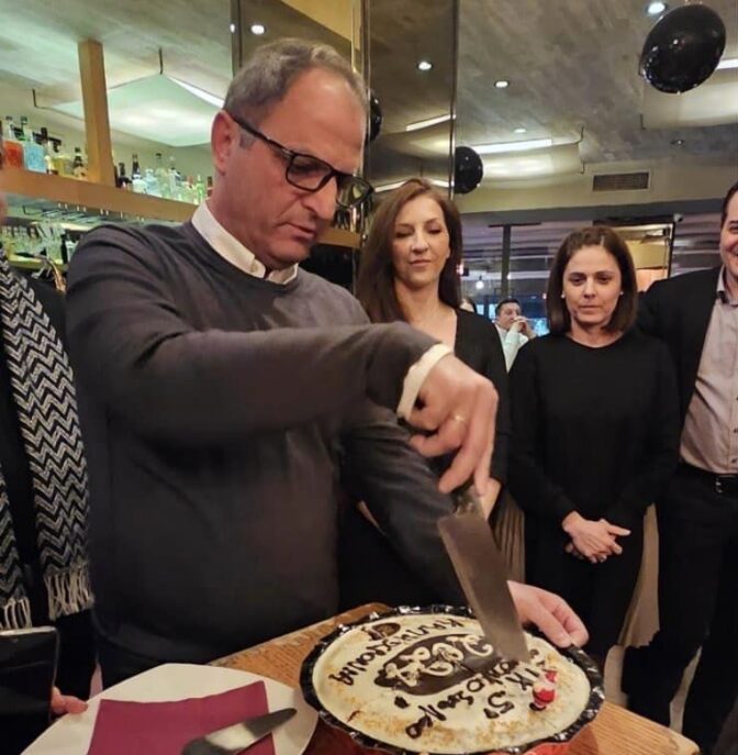 Χαμόγελα και ευχές στην κοπής πίτας του Συλλόγου Γονέων του 5ου Δημ. Σχολείου Τρικάλων