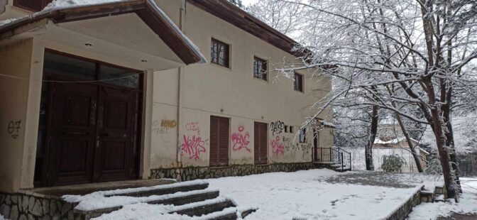 Σε εγκατάλειψη το παλιό δημαρχείο Αιθήκων στην καρδιά της Ελάτης (φωτο)