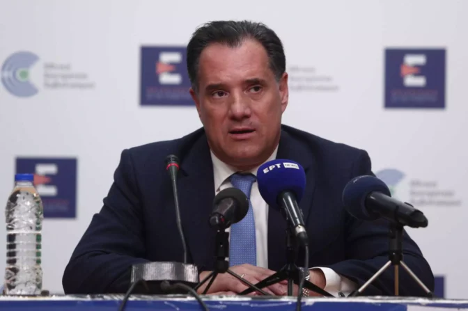 Εξετάζουν εμβολιασμό κατά του κορονοϊού και στα φαρμακεία – Διαγράφονται τα πρόστιμα στους άνω των 60