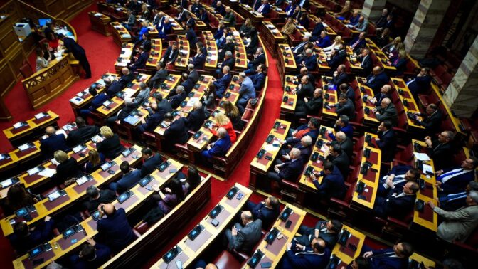 Επιστολική ψήφος: «Πέρασε» το νομοσχέδιο για τις ευρωεκλογές - Καταψηφίστηκε η τροπολογία