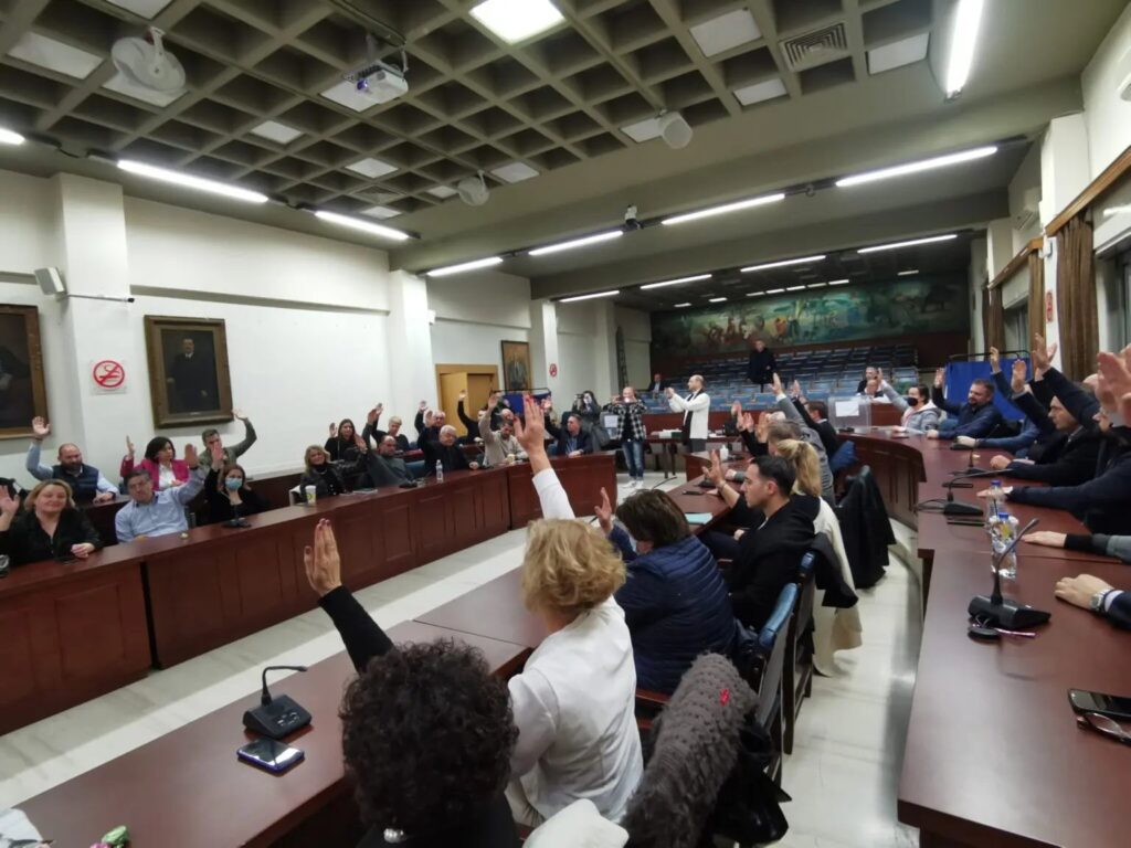 Όταν ένα ψήφισμα φτάνει στα έδρανα του Δημοτικού Συμβουλίου Τρικκαίων…