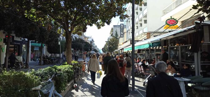 Ξεχύθηκαν για καφέ οι Τρικαλινοί λίγο πριν την αλλαγή του καιρού