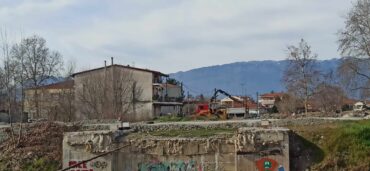 Μελίσσια, κλαδιά και σκουπίδια στην άλλοτε γέφυρα Καλατράβα 
