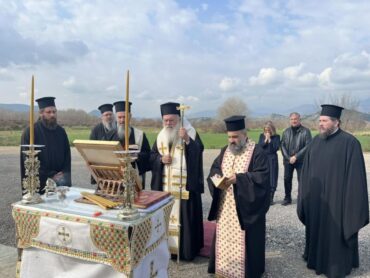 Τρισάγιο από τον Αρχιεπίσκοπο Ιερώνυμο για το σιδηροδρομικό δυστύχημα των Τεμπών στον χώρο του τραγικού συμβάντος (φωτό)