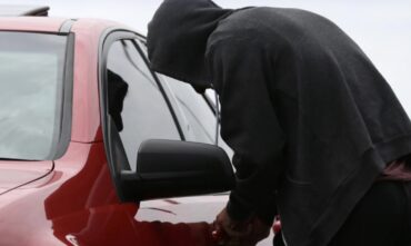 Λάρισα: Διέρρηξαν αυτοκίνητο σπάζοντας το τζάμι και έκλεψαν τσάντα με 50.000 ευρώ!
