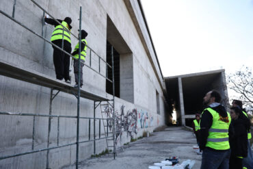 Λάρισα: Τοιχογραφία – μήνυμα δημιουργείται στον τόπο της τραγωδίας των Τεμπών (φωτ.)