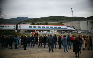 Τέμπη: Βαριά ατμόσφαιρα στο μνημόσυνο και το τρισάγιο για τα θύματα της τραγωδίας (βίντεο - φωτογραφίες)