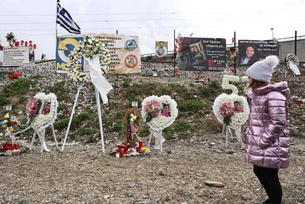 Πέρασε ένας χρόνος και τα δάκρυα τρέχουν ακόμα… Ατελείωτος ο θρήνος των συγγενών στον τόπο της τραγωδίας των Τεμπών (φωτ.)