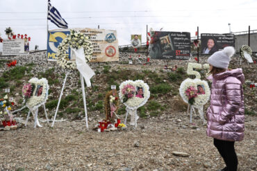 Πέρασε ένας χρόνος και τα δάκρυα τρέχουν ακόμα… Ατελείωτος ο θρήνος των συγγενών στον τόπο της τραγωδίας των Τεμπών (φωτ.)