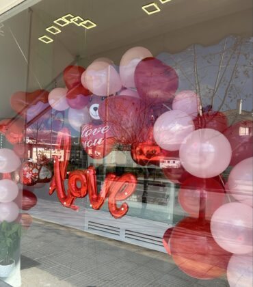 Όλοι γιορτάζουν σήμερα στο Petridi ‘s Pastry Boulangerie!