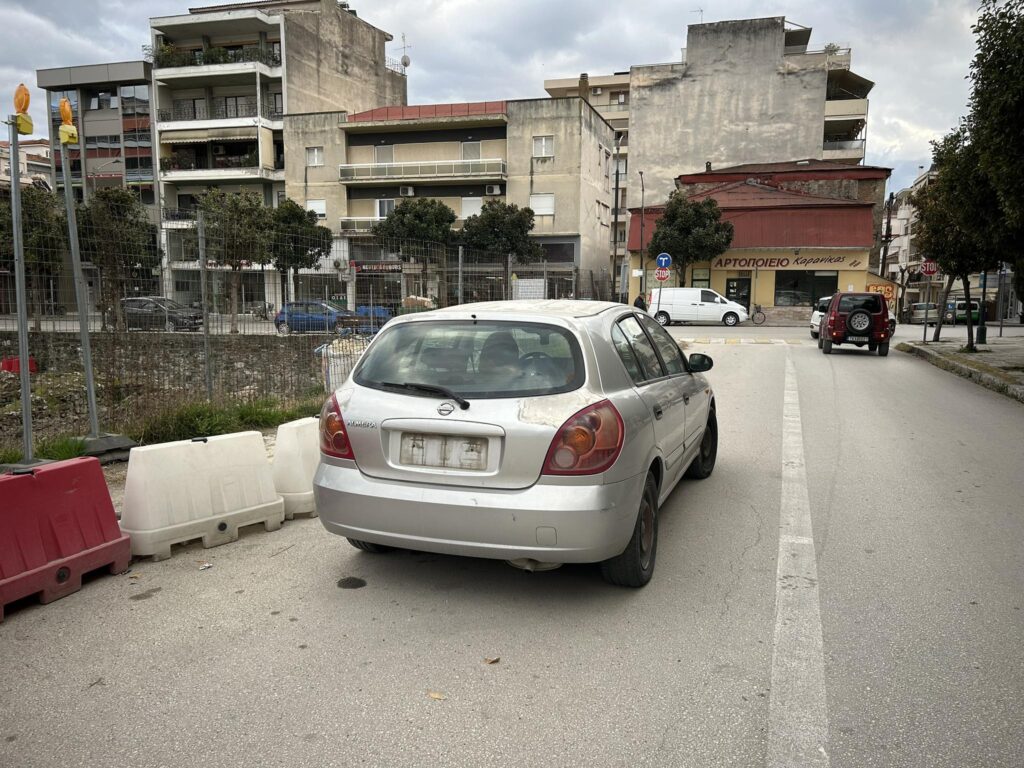Τρίκαλα: Επικό παρκάρισμα στη μέση του δρόμου!
