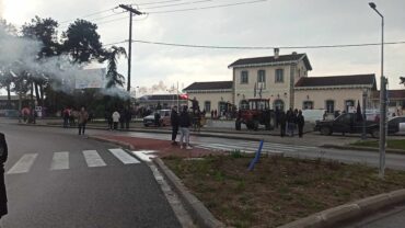 Τρακτέρ υποδέχθηκαν την πορεία διαμαρτυρίας για τα Τέμπη στον ΟΣΕ Τρικάλων (φωτο&video)