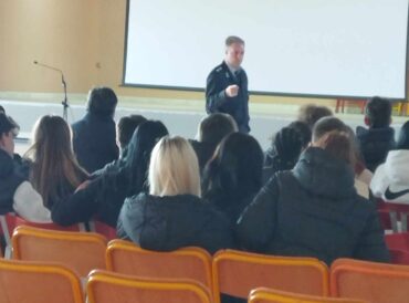 Το 2ο ΓΕΛ ενημερώνεται για την  Οδική Ασφάλεια