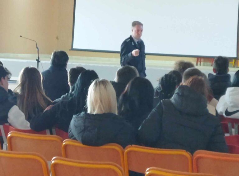 Το 2ο ΓΕΛ ενημερώνεται για την  Οδική Ασφάλεια