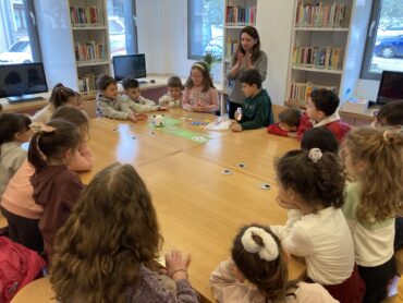 Επίσκεψη της Α΄ και Β΄ Τάξης του 5ου Δημοτικού Σχολείου Καλαμπάκας στην Βιβλιοθήκης Καλαμπάκας