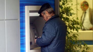 Συντάξεις Μαρτίου: Αντίστροφη μέτρηση για την καταβολή τους
