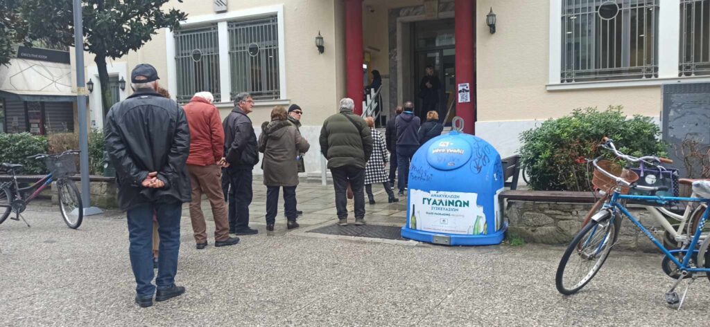 Οι ουρές της επιβίωσης στα Τρίκαλα (φωτο)
