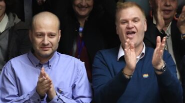 Αυτό είναι το πρώτο ομόφυλο ζευγάρι που θα παντρευτεί στην Ελλάδα - Είναι 20 χρόνια μαζί και έχουν τρία παιδιά