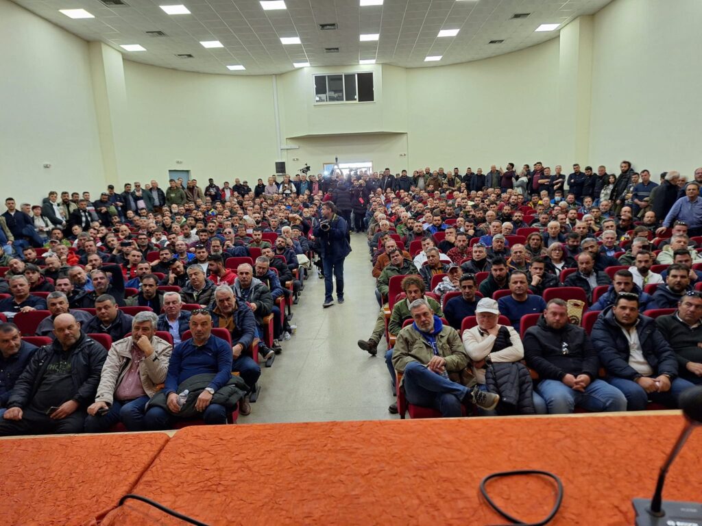 Αγρότες: Κλείνουν τις Eθνικές Oδούς και κατεβαίνουν στην Αθήνα με τα τρακτέρ