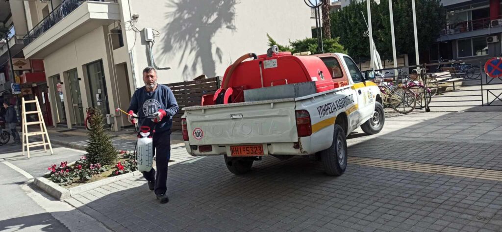 Επιχείρηση… «Απολύμανση» στους κάδους των Τρικάλων (φωτο)
