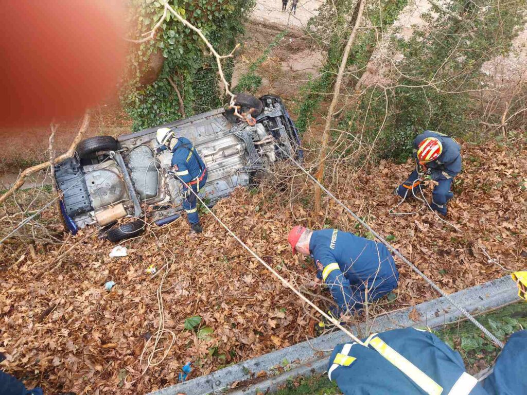 Πύλη: Αυτοκίνητο έπεσε σε γκρεμό 15 μέτρων (φωτό)