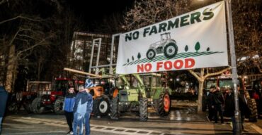 Στις κεντρικές πλατείες της Λάρισας και της Καρδίτσας διανυκτέρευσαν οι αγρότες με τα τρακτέρ τους (βίντεο)