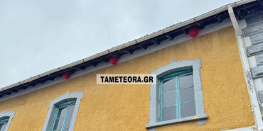 Συγκλονιστικό! Τρία μπαλόνια από αυτά που άφησαν μαθητές “κόλλησαν” στον σταθμό της Καλαμπάκας! (βίντεο)